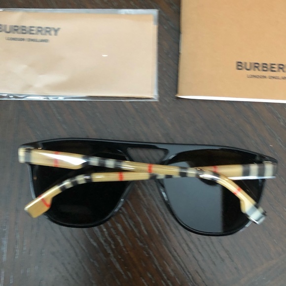 NEW BURBERRY SUNGLASSES - Picture 1 of 9